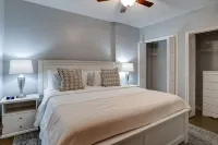 Stunning Retreat - Hot Tub, Fireplace, Private Entrance Hôtels à : Arden