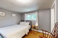 Riverfront studio with river view, full kitchen, & free WiFi Hotels in Springfield