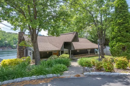 Charming Lake Access and Scenic Views - Cozy Lake Cottage Retreat