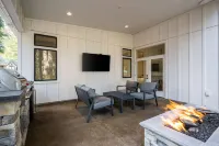 Enormous Covered Patio with Fire Table and Views - Stunning Retreat Hotels in Clackamas County