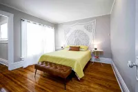 Charming Duplex Near Bradley University - Gorgeous Upper Retreat Hotels near Walgreens