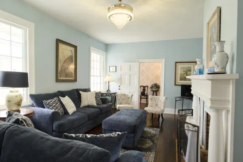 Full Kitchen and Washer Dryer Availability - Charming Historic Retreat