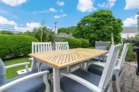 Two Patios and Outdoor Dining Experience - Stylish Coastal Haven