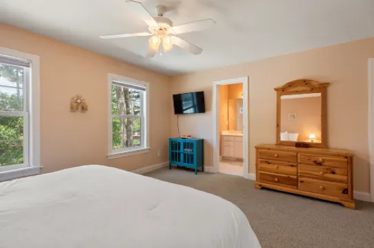 Private Pool and Hot Tub - Stunning Coastal Escape