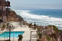 Spectacular Ocean Views and Coastal Charm - Inviting Beachfront Retreat Отели в г. Солана Бич