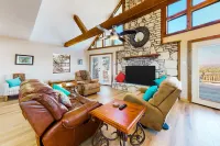 Lovely 2-story home with upper & lower decks, gorgeous lake & Hill Country views Hotels in Burnet