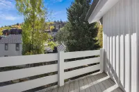 Stylish Townhome with Modern Kitchen and Cozy Fireplace - Elegant Retreat