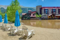 Ground-floor condo steps from Center Village & lifts with fireplace, patio, WiFi