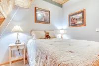 Adorable cabin w/fast WiFi, nearby river access, gas grill, wood stove, firepit Hotels in Mt Hood Village