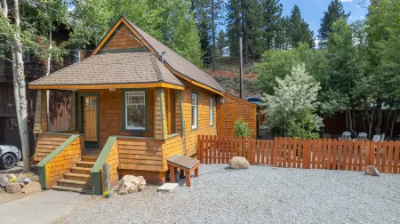 Charming Heritage Home with Eclectic Yard - Cozy Downtown Escape Отели рядом с достопримечательностью «California Historical Landmark 780-6: Transcontinental Railroad in Truckee»