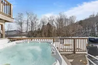 Scenic Mountain Views and Cozy Wood Stove - Charming Slopeside Getaway Hotels in Killington