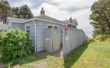 Cozy Cottage with Beach Access and Fast Wi-Fi - Charming Romantic Retreat