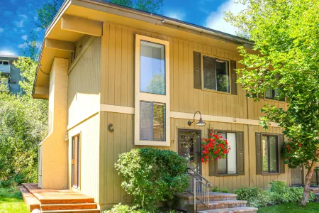 Waterfront Home w/ Deck, Balcony, Fireplace & Private W/D - Walk Downtown Отели в г. Кетчум