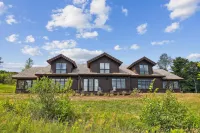 Trapp Hill View: 2 br, fireplace, a/c, deck & views, resort amenities!