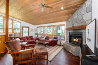 Private Hot Tub and Scenic Forest Views - Charming Tranquil Retreat