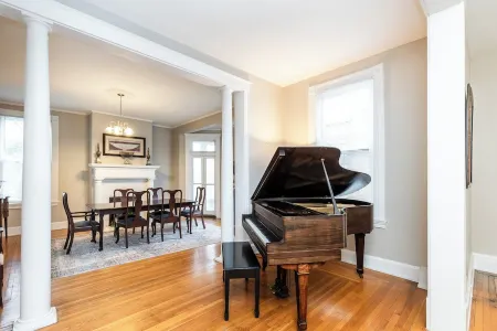 Majestic and Spacious 3 Bdrm 2 Bath Near Eden Park Отели рядом с достопримечательностью «Цинциннати Зу & Ботаникал Гарден»