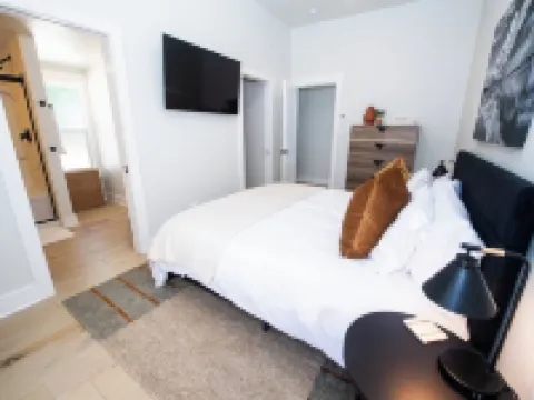 Luxury Hot Tub, Outdoor Fire Pit, Newly remodeled, Close to I-5, Walk to River Hotels in Rogue River