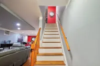 Modern 2-floor, 3-bedroom apartment 20 minutes from Manhattan. Hotels in West New York