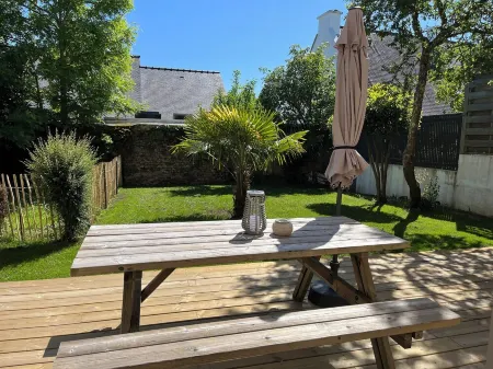 Charm in the heart of the village: house with sunny garden close to the sea Отели в г. Аррадон