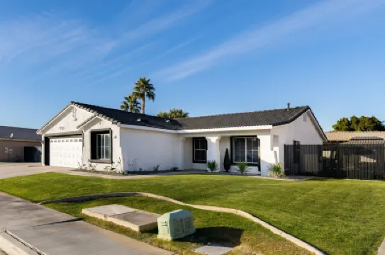 Desert Oasis with Pool and Hot Tub - Chic Relaxation Retreat