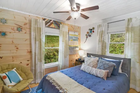 Hot Tub and Firepit with Stunning Mountain Views - Charming Modern Cabin Отели в г. Эллиджей