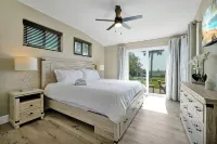 Beachfront Villa with Heated Pool Mini Golf Fire Pit and Spacex Views - 4 ดาว