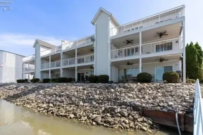 Sunset On The Water! Hotels near Gem Beach