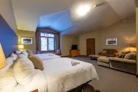 Copper Horse Lodge Hotels near Golden Museum and Archives