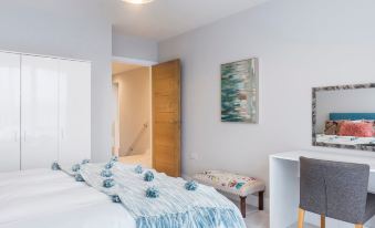 Stylish New Home with Parking - King Beds Garden