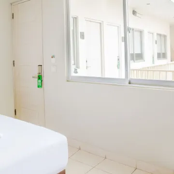 LeGreen Suite Penjernihan Отели рядом с достопримечательностью «Плаза Сенаян»