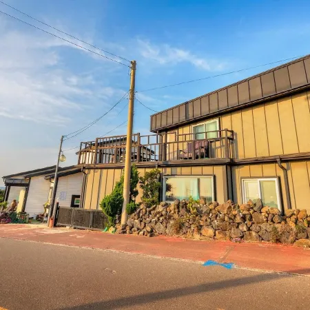 Jeju Kkot Hyang gi Badasori Pension Отели рядом с достопримечательностью «Парк бонсай «Энергичный Сад»»