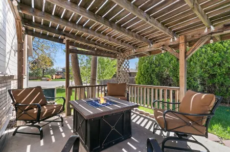 Charming Home with RV Parking - 30 Miles from Rmnp!