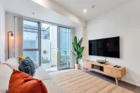 Chic 3 Bedroom City Central with Parking - Private Pools