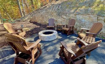 Lazy Bear Lodge 5 Bedroom Cabin by RedAwning