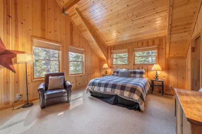 Private Cozy and Central Cabin with Deck by Sierra Getaways Hotel dekat Alpine Meadows Ski Resort