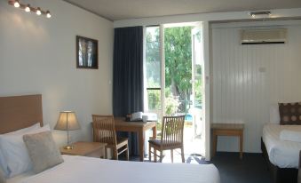 Parkwood Motel & Apartments