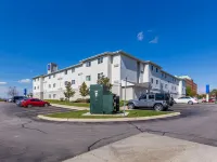 Studio 6 Toronto - Mississauga with Kitchenettes Hotels near Hurontario