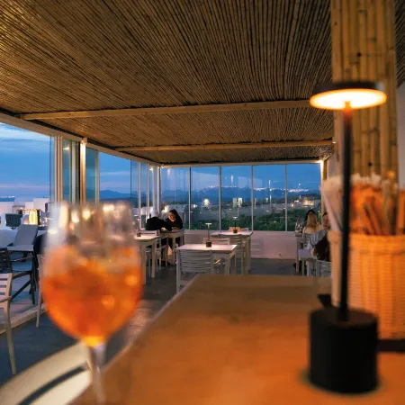 Serenità Luxury Suites Отели рядом с достопримечательностью «Белый пляж»