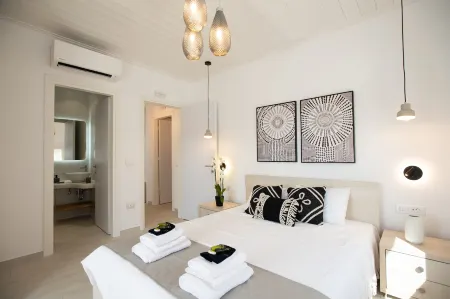 Tiffanys Villas Отели рядом с достопримечательностью «Super Paradise Beach»