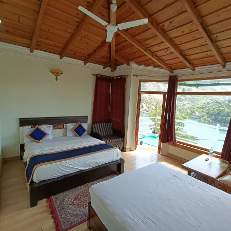 Crystal LakeView Homestay