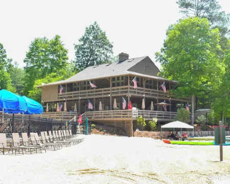 เปอตีต์ เครสต์ วิลล่า โรงแรมในPickens County