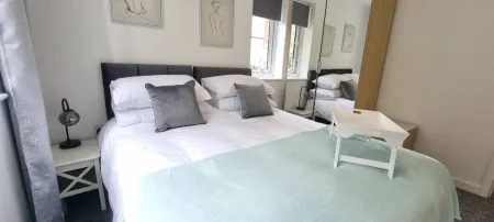 The Pennington Apt with Wifi and Free Parking Next to Sports Village Отели рядом с достопримечательностью «Ли Спортс Виллидж»