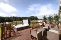 Joivy Greenknowes Lodge with Hot Tub and Wood Burning Stove Hotels in Kelty
