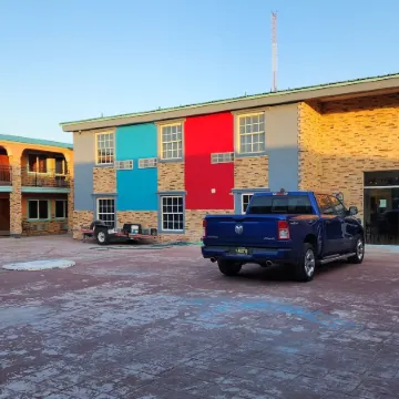 B&J Hotel and Apartments