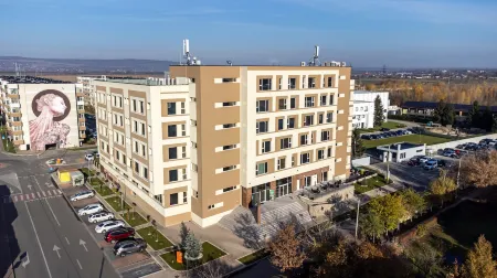 Fiald Hotel & Spa Отели рядом с достопримечательностью «Un munte de om by Ronin - pictură murală realizată în cadrul proiectului ZidArt»