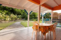 Au Jardin Debeauséjour: Gîtes, Studios ou Chambres d'hôtes au calme avec piscine proche plage à Marie-Galante en Guadeloupe Hôtels à : Grand-Bourg