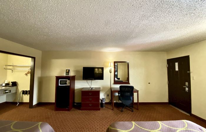 Super 8 by Wyndham Shawnee