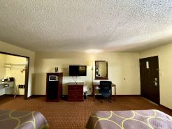 Super 8 by Wyndham Shawnee