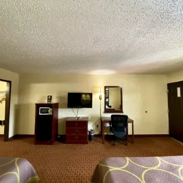 Super 8 by Wyndham Shawnee