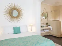 Colours of Mykonos Luxury Residences & Suites Hotel berhampiran Pantai Ornos